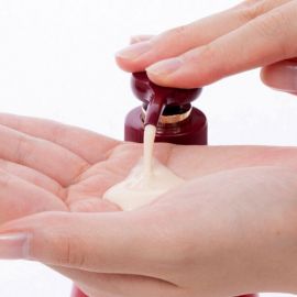 1号仓-高丝GRACE ONE 浓润胶原蛋白精华美容液化妆水 230ml  KOSE 淡化暗沉 滋润紧肤 三合一多重护理抚平干纹【寒冷地区慎拍，易冻结】