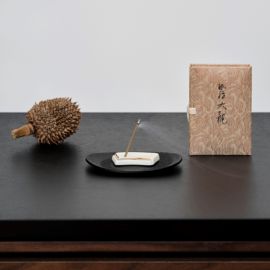 1号仓-日本香堂 短香木礼盒系列 珍稀之选 多重香料 温和不刺鼻 伽罗 沉香线香礼盒  附陶瓷香插 NipponKodo 沉静舒缓 桐木收纳礼盒设计